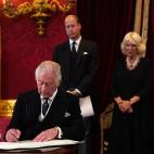 Carlos III, firmando su juramento como rey.
