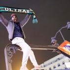 Un seguidor marroquí se encarama a lo alto de la estación de Sol con una bufanda con la leyenda 'Ultras'