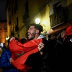 Un seguidor, euf&oacute;rico frente a un bar madrile&ntilde;o