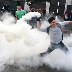 Otro de los seguidores de Castillo en mitad de una revuelta en las calles de Per&uacute;