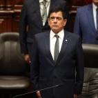 El presidente del Congreso canta el himno nacional dentro del Congreso