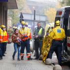 Personal sanitario y de seguridad realizan su trabajo este miércoles en la estación de Montcada i Reixac (Barcelona).