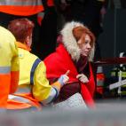 Personal sanitario y de seguridad realizan su trabajo este mi&eacute;rcoles en la estaci&oacute;n de Montcada i Reixac (Barcelona) donde la colisi&oacute;n de dos trenes de la l&iacute;nea R4 de cercan&iacute;as.