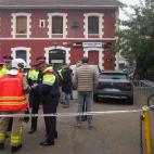 Personal sanitario y de seguridad realizan su trabajo este miércoles en la estación de Montcada i Reixac (Barcelona).