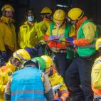 Personal sanitario y de seguridad realizan su trabajo este miércoles en la estación de Montcada i Reixac (Barcelona).