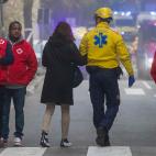 Personal sanitario y de seguridad realizan su trabajo este miércoles en la estación de Montcada i Reixac (Barcelona)