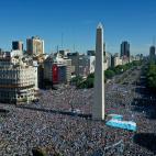 Hinchas de Argentina celebran la tercera victoria de su selecci&oacute;n en un Mundial de f&uacute;tbol