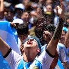 Hinchas de Argentina celebran la tercera victoria de su selecci&oacute;n en un Mundial de f&uacute;tbol