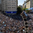 Hinchas de Argentina celebran la tercera victoria de su selecci&oacute;n en un Mundial de f&uacute;tbol