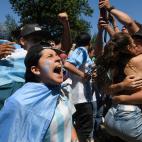 Hinchas de Argentina celebran la tercera victoria de su selecci&oacute;n en un Mundial de f&uacute;tbol