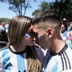 Hinchas de Argentina celebran la tercera victoria de su selecci&oacute;n en un Mundial de f&uacute;tbol