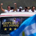 El seleccionador argentino, Lionel Scaloni, saluda a la multitud levantando los brazos