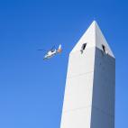 Uno de los helicópteros que ha evacuado a los futbolistas sobrevolando el Obelisco