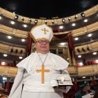 Otro de los disfraces que se han visto en el Teatro Real y que apunta a que no viene mal alguna que otra bendición.