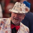 Un asistente al sorteo, probablemente con el traje más apropiado para la fecha.