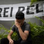 Un aficionado del Santos reacciona a la muerte de Pelé frente al Hospital Albert Einstein