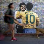 El brasile&ntilde;o Edson Arantes do Nascimento 'Pel&eacute;', considerado por muchos el mejor futbolista de todos los tiempos, muri&oacute; este jueves a los 82 a&ntilde;os, debido a las complicaciones del c&aacute;ncer que padec&iacute;a.