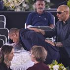 El padre de Neymar Jr. besa a Pelé junto a Edinho, hijo del legendario futbolista