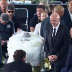 El presidente de la FIFA, Gianni Infantino, asiste al velatorio de Edson Arantes do Nascimento 'Pelé' en el estadio Vila Belmiro en la ciudad de Santos (Brasil)