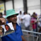Un comerciante vende souvenirs de Pelé durante el velatorio del único jugador que llegó a ganar tres Mundiales