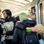 Dos hermanas se abrazan en Berl&iacute;n despu&eacute;s de que tuvieran que abandonar Kiev