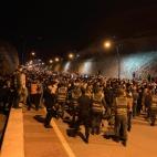 Jóvenes marroquíes esperan el momento de cruzar la frontera, por tierra o agua, este lunes en la localidad de Castillejos, en Marruecos.