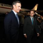 El canciller de Ecuador, Juan Carlos Holgu&iacute;n, recibiendo al presidente espa&ntilde;ol, Pedro S&aacute;nchez, esta madrugada.