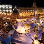 Tiendas de campa&ntilde;a, carpas y pancartas, toda la Puerta del Sol se convirti&oacute; en campo de batalla contra la precariedad, los recortes, el paro, la crisis. Hac&iacute;a falta un gran angular para poder sacar semejante concentraci&oacu...