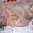 Activistas se desnudan y se 'envasan' contra el consumo masivo de carne