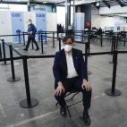 El líder del PSC en el Parlament y ex ministro de Sanidad, Salvador Illa, espera durante un tiempo prudencial en el centro de vacunación masiva instalado en el Pabellón 4 de Fira de Barcelona, tras ser vacunado con la primera dosis de la vacu...