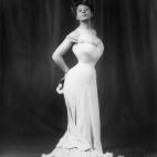 The "Gibson girl" (la chica Gibson) fue idea del ilustrador Charles Dana Gibson: un tipo de mujer que representaba el idea de belleza femenino en el momento del cambio de siglo. Gibson plasmó una figura alta, con busto generoso y anchas caderas...