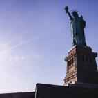 Los ferris a Staten Island son gratis y desde allí tendrán vistas estupendas de la Estatua de la Libertad. No hay necesidad de pagar nada si no te quieres bajar al pedestal o subir a la corona de la famosa estructura. FOTO: Javi Sánchez de l...
