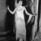 Las flappers eran conocidas por su pelo estilo bob , sus vestidos cortos y sus comportamientos escandalosos, como fumar en público o conducir. Las flappers no llevaban corsés, marcaban menos su pecho y su cintura y enseñaban los tobillos y la...