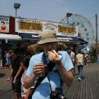 Coney Island es la cuna de Nathan's, uno de los dos lugares a los que se adjudica la invención del perrito caliente. Si pasas por aquí el 4 de julio, podrás ver algo muy americano: el Hot Dog Eating Contest. FOTO: Jan-Erik Finnberg (Flickr)