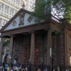 Después de los atentados del 11 de septiembre de 2001, la famosa capilla de St. Paul quedó intacta. Algo insólito para haber estado a escasos pasos de donde ocurrieron los hechos. Fue usada durante meses como refugio para los bomberos y grupo...