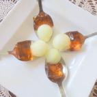 Vale también como postre y, para lo resultón que es, apenas requiere elaboración. En un molde de cubitos podrás formar los cuadraditos de moscatel y simplemente necesitarás hacer unas bolitas de fruta. Aquí encontrarás todas las instrucciones.