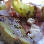 Otra reinterpretación del clásico, que no es sólo para el verano. El melón templado en combinación con el jamón y el queso hacen de éste un plato delicioso apto para cualquier día del año. Aquí puedes leer cómo se prepara.