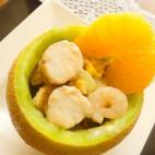 La combinación de las frutas con el rape y las gambas traerá todo el sabor del verano a tu paladar. Puedes consultar los pasos para preparar este plato aquí.