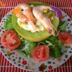 El relleno se hace con piña, langostinos cocidos, aguacate, maíz y pepino. Aquí puedes ver cómo se prepara.