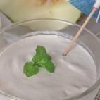 No sólo es un postre de lo más fresquito sino que te permitirá utilizar esos melones que no salen demasiado dulces. Estos son los cinco pasos necesarios para prepararlo.