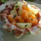 Necesitarás dos variedades de melón, albahaca fresca, jamón y aceite de oliva virgen extra. La autora de esta receta asegura que en diez minutos está lista.