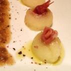 Ésta es otra manera de sacar partido a esta combinación de sabores. El plato va acompañado con una vinagreta de jerez y piñones. Aquí puedes leer la receta completa.