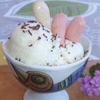 Lleva melón, leche condensada desnatada, queso blanco batido, nata de montar y una cucharadita de vainilla. Puedes leer la recceta completa aquí.