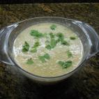 Esta crema tan fresquita concentra mucho contraste de sabores, ya que lleva yogur, pimiento verde, cebolleta, ajo y hierbabuena. La receta completa la tienes aquí.