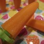 Pelar, triturar y mezclar. Eso es todo lo que tienes que hacer, salvo esperar un poquito a que se congele. Puedes consultar la receta en CookPad.