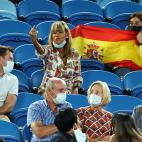 Una aficionada hace una peineta a Nadal durante un partido en Australia