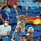 Una aficionada hace una peineta a Nadal durante un partido en Australia