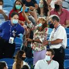 Una aficionada hace una peineta a Nadal durante un partido en Australia