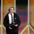 Joaquin Phoenix, él a su aire, participó para entregar un galardón
