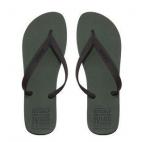 Las Flip Flop de la firma Ecoalf están fabricadas a partir de 344 gramos de neumáticos reciclados. La suela está compuesta de neumático (60%) y la tira de goma reciclada (40%). Es una de las muchas prendas de ropa que esta empresa española ...